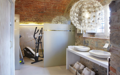 Zona de spa con gimnasio y baños 